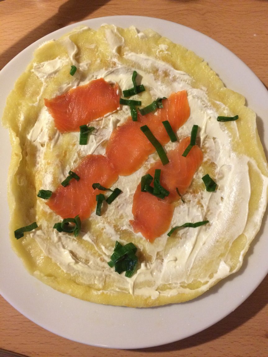 Glutenfreie Pfannkuchen mit Frischkäse-Lachs-Füllung - happykitchenstories Glutenfreie Pfannkuchen mit Frischkäse-Lachs-Füllung - happykitchenstories