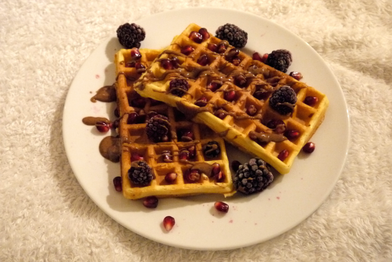 Dinkel Buttermilch Waffeln mit Mandelmus - happykitchenstories