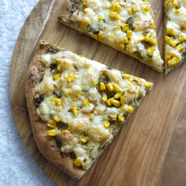 Dinkel Mandel Pizza mit grünem Pesto - happykitchenstories